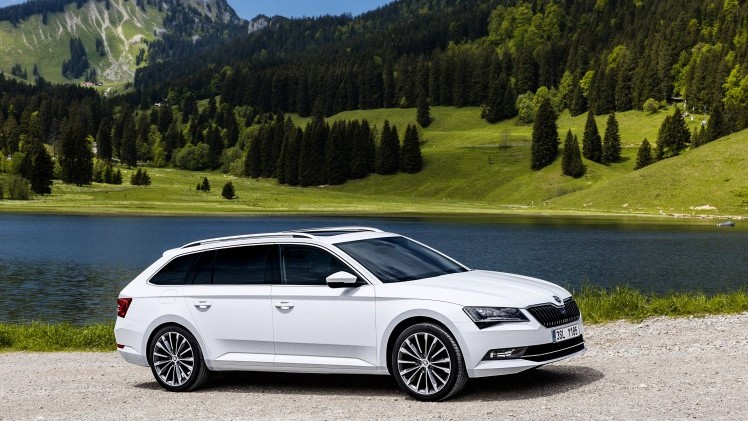 ?Mag de stoel iets naar voren? Ik zit wat krap.? Tenzij Michael Jordan achterin plaats heeft genomen, vermoeden wij dat je dit nooit gaat horen als je de nieuwe Skoda Superb Combi rijdt. Rijtest!