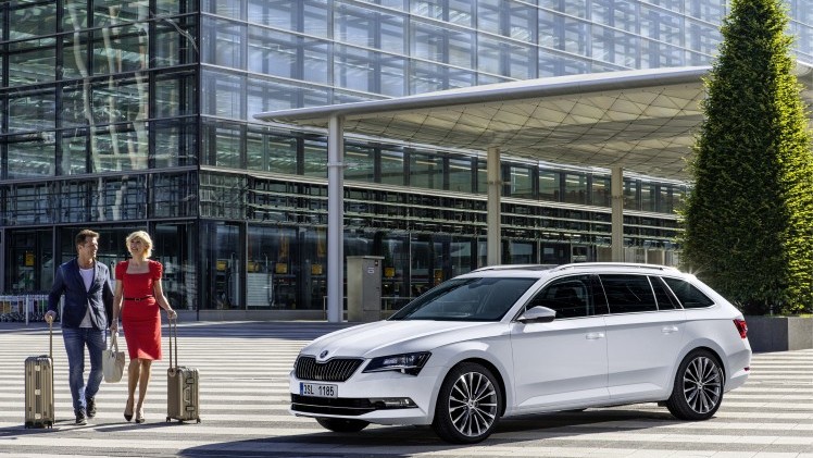 ?Mag de stoel iets naar voren? Ik zit wat krap.? Tenzij Michael Jordan achterin plaats heeft genomen, vermoeden wij dat je dit nooit gaat horen als je de nieuwe Skoda Superb Combi rijdt. Rijtest!