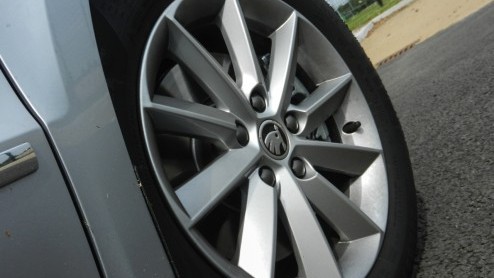 Test Skoda Superb Combi Greenline, die voor 2013 een facelift onderging en met zijn 1.6 TDI diesel weer in aanmerking komt voor 20% bijtelling.