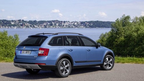 Skoda presenteerde op de Autosalon van Genve in maart dit jaar de Octavia Combi Scout. De stoere modderversie heeft iets meer bodemvrijheid en standaard 4WD aan boord. Er is keuze uit twee motoren.