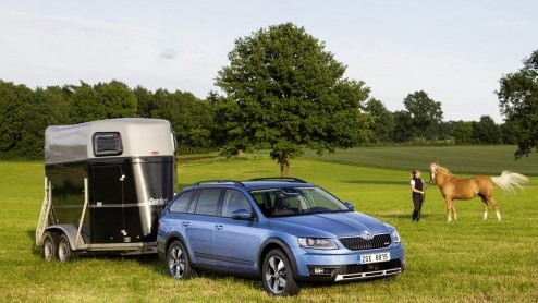 Skoda presenteerde op de Autosalon van Genve in maart dit jaar de Octavia Combi Scout. De stoere modderversie heeft iets meer bodemvrijheid en standaard 4WD aan boord. Er is keuze uit twee motoren.
