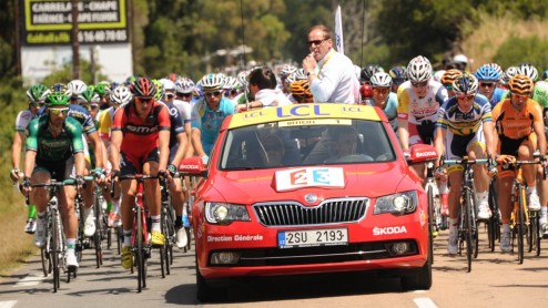 Skoda in Tour de France met Octavia en speciaal geprepareerde Superb.