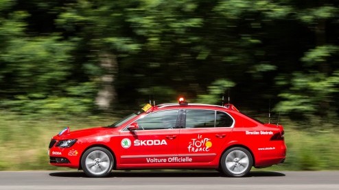 Skoda in Tour de France met Octavia en speciaal geprepareerde Superb.