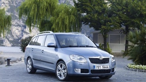 De 'onderkant' van het leveringsprogramma van de Skoda Fabia Combi wordt uitgebreid met de 1.2 6V benzinemotor die 60 pk sterk is. Hij wordt er geen druppel zuiger door, maar laat je wel voor minder g