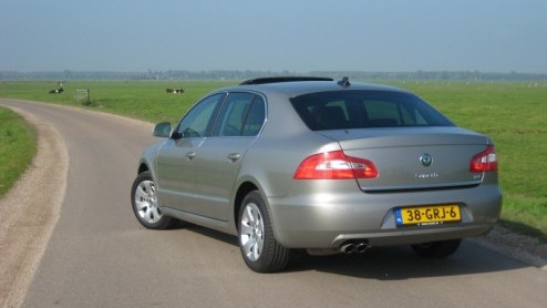 Het woord beenruimte is onlosmakelijk verbonden met de Skoda Superb. Zowel de eerste generatie als het dit jaar gearriveerde model bieden beenruimte die een toplimousine uit de Duitse hoek niet zou mi