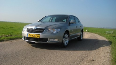 Het woord beenruimte is onlosmakelijk verbonden met de Skoda Superb. Zowel de eerste generatie als het dit jaar gearriveerde model bieden beenruimte die een toplimousine uit de Duitse hoek niet zou mi