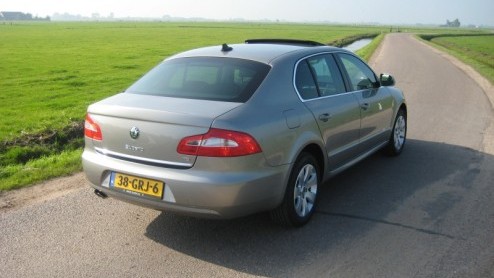 Het woord beenruimte is onlosmakelijk verbonden met de Skoda Superb. Zowel de eerste generatie als het dit jaar gearriveerde model bieden beenruimte die een toplimousine uit de Duitse hoek niet zou mi
