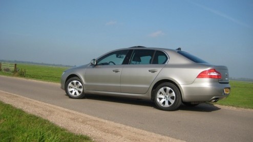 Het woord beenruimte is onlosmakelijk verbonden met de Skoda Superb. Zowel de eerste generatie als het dit jaar gearriveerde model bieden beenruimte die een toplimousine uit de Duitse hoek niet zou mi