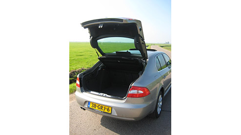 Het woord beenruimte is onlosmakelijk verbonden met de Skoda Superb. Zowel de eerste generatie als het dit jaar gearriveerde model bieden beenruimte die een toplimousine uit de Duitse hoek niet zou mi