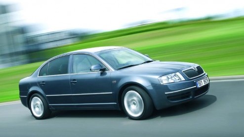 Skoda heeft voor het nieuwe modeljaar de Superb lichtjes aangepast. Je moet goed kijken wil je de verschillen ontdekken.