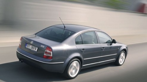 Skoda heeft voor het nieuwe modeljaar de Superb lichtjes aangepast. Je moet goed kijken wil je de verschillen ontdekken.