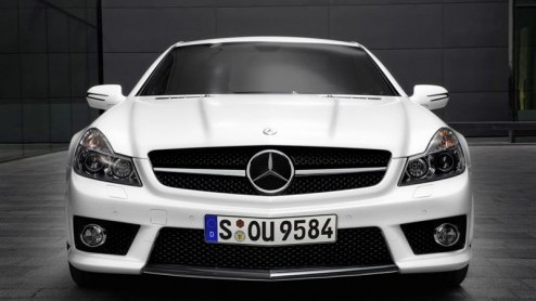 Mercedes-huistuner AMG heeft een gelimiteerde uitvoering van de SL 63 AMG ontwikkeld. Deze sport-roadster draagt de toevoeging Edition IWC en uiterlijk te herkennen is aan de kasjmierwitte lakken en h