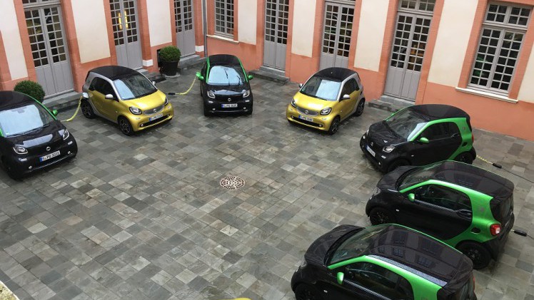 De Smart-modellen zijn er nu ook als Electric Drive. Hoe ver komen de auto's in de praktijk? AutoVandaag zocht het uit met een rijtest in Toulouse.