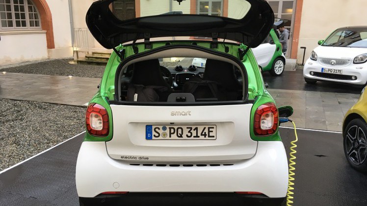 De Smart-modellen zijn er nu ook als Electric Drive. Hoe ver komen de auto's in de praktijk? AutoVandaag zocht het uit met een rijtest in Toulouse.