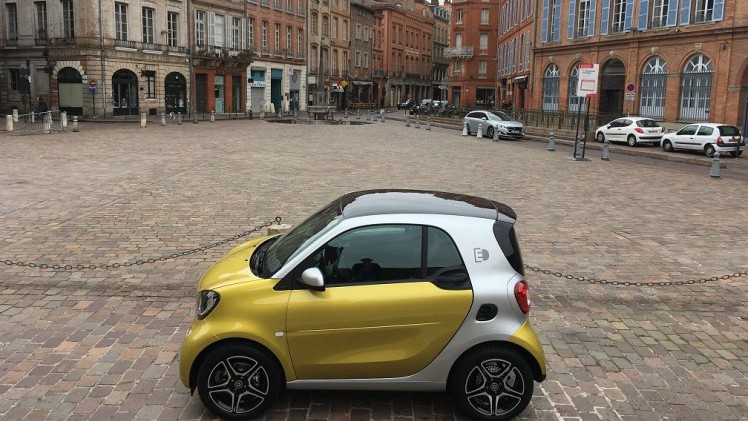 De Smart-modellen zijn er nu ook als Electric Drive. Hoe ver komen de auto's in de praktijk? AutoVandaag zocht het uit met een rijtest in Toulouse.