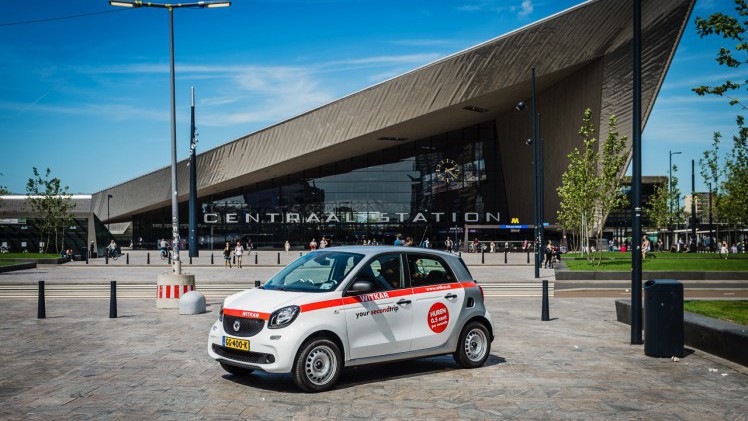 De Witkar is terug in Nederland. De stad Rotterdam omarmt 50 exemplaren van de smart forfour voor freefloating autoverhuur in het centrum van de Havenstad.