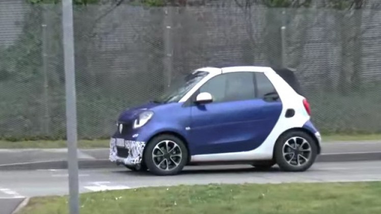 Smart fortwo BRABUS 453 spy video op de openbare weg. De BRABUS-versie van de nieuwe fortwo komt in 2016 op de markt.
