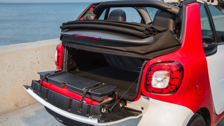 Prijzen en uitvoeringen smart fortwo cabrio bekend. De fortwo cabriolet is er vanaf 16.995 euro met standaard twinamic automaat.
