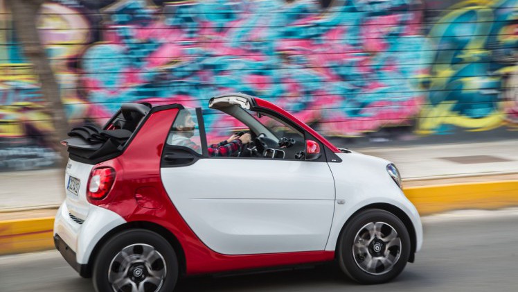 Prijzen en uitvoeringen smart fortwo cabrio bekend. De fortwo cabriolet is er vanaf 16.995 euro met standaard twinamic automaat.