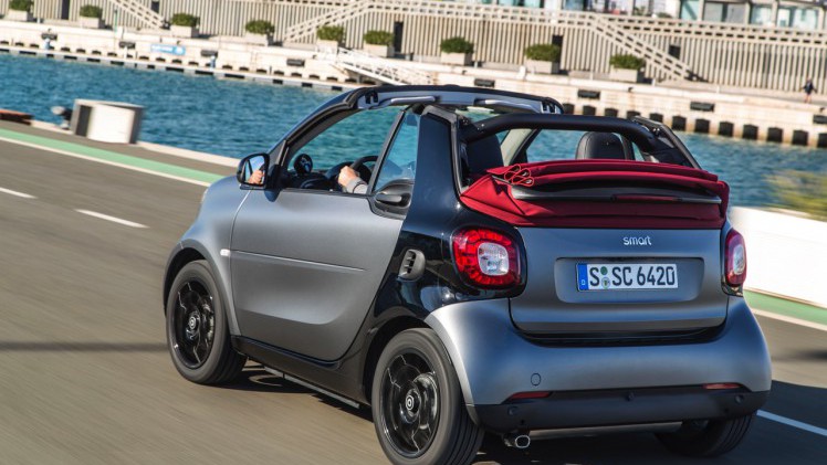 Prijzen en uitvoeringen smart fortwo cabrio bekend. De fortwo cabriolet is er vanaf 16.995 euro met standaard twinamic automaat.
