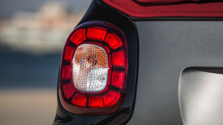 Prijzen en uitvoeringen smart fortwo cabrio bekend. De fortwo cabriolet is er vanaf 16.995 euro met standaard twinamic automaat.