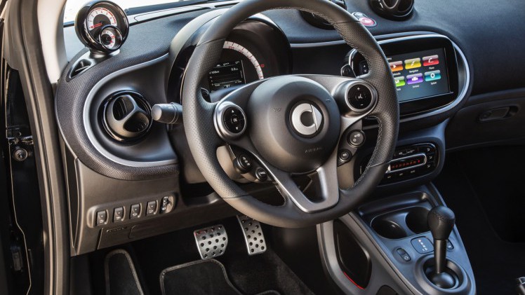 Prijzen en uitvoeringen smart fortwo cabrio bekend. De fortwo cabriolet is er vanaf 16.995 euro met standaard twinamic automaat.