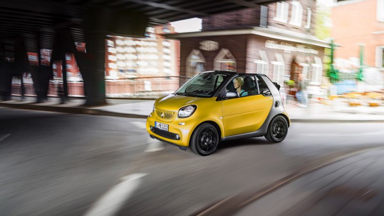 De nieuwe smart fortwo cabrio is een feit en gebouwd volgens het vertrouwde recept met stoffen dak en dakbalken.