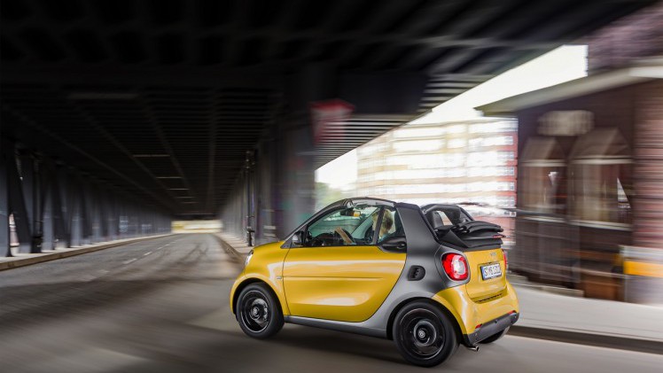 De nieuwe smart fortwo cabrio is een feit en gebouwd volgens het vertrouwde recept met stoffen dak en dakbalken.