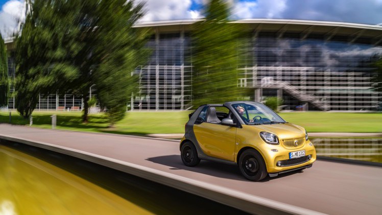 De nieuwe smart fortwo cabrio is een feit en gebouwd volgens het vertrouwde recept met stoffen dak en dakbalken.