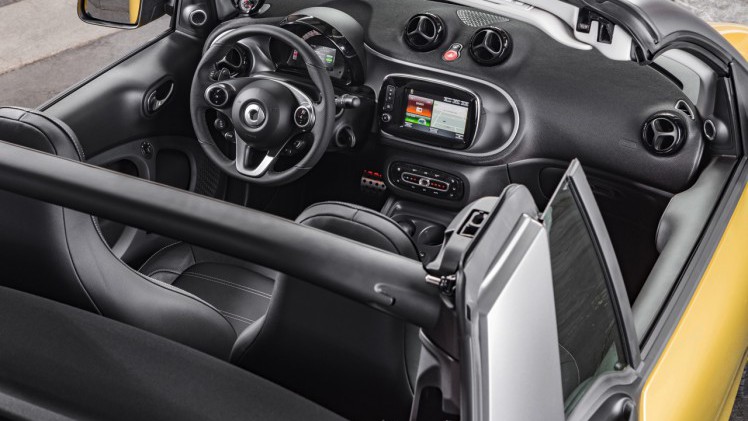 De nieuwe smart fortwo cabrio is een feit en gebouwd volgens het vertrouwde recept met stoffen dak en dakbalken.