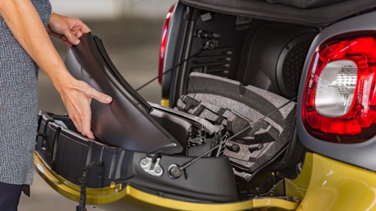 De nieuwe smart fortwo cabrio is een feit en gebouwd volgens het vertrouwde recept met stoffen dak en dakbalken.
