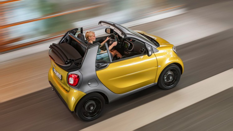 De nieuwe smart fortwo cabrio is een feit en gebouwd volgens het vertrouwde recept met stoffen dak en dakbalken.