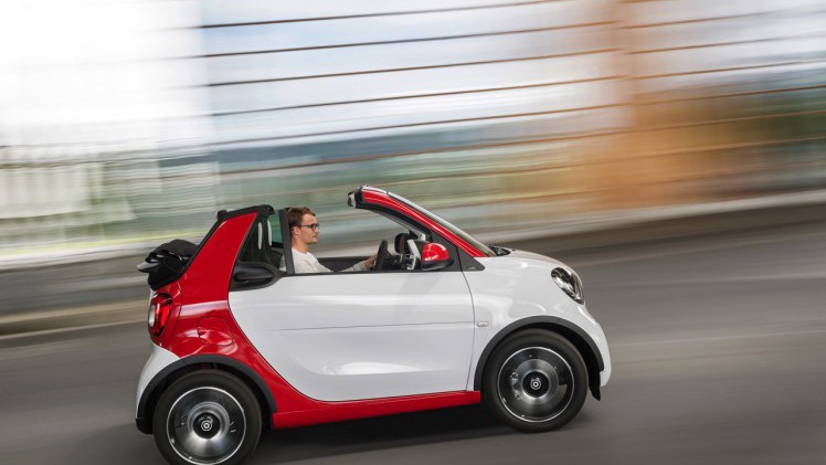 De nieuwe smart fortwo cabrio is een feit en gebouwd volgens het vertrouwde recept met stoffen dak en dakbalken.