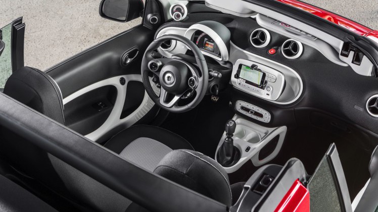 De nieuwe smart fortwo cabrio is een feit en gebouwd volgens het vertrouwde recept met stoffen dak en dakbalken.