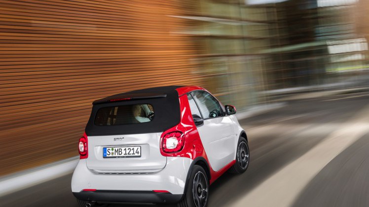 De nieuwe smart fortwo cabrio is een feit en gebouwd volgens het vertrouwde recept met stoffen dak en dakbalken.