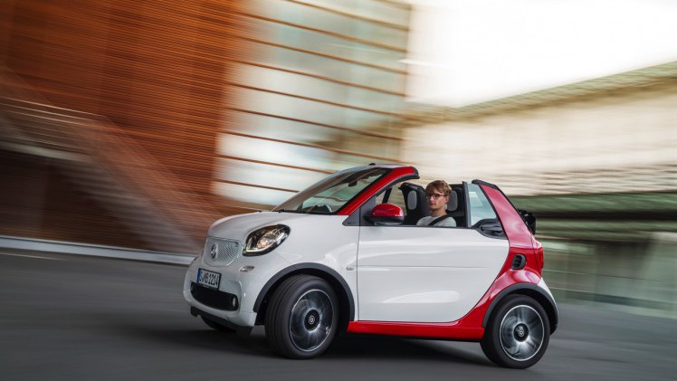 De nieuwe smart fortwo cabrio is een feit en gebouwd volgens het vertrouwde recept met stoffen dak en dakbalken.