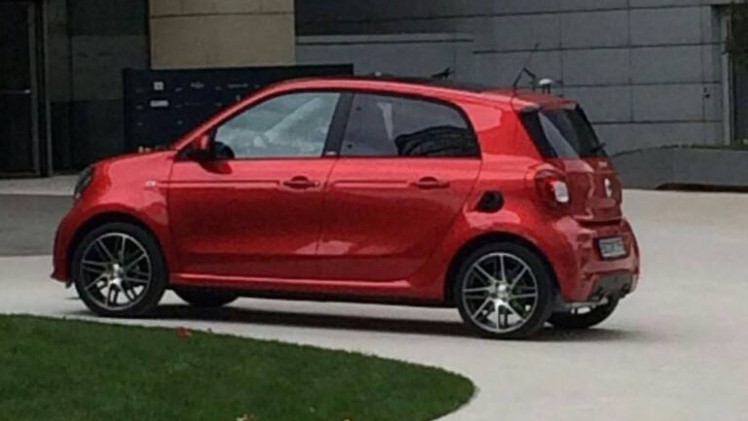 Smart fortwo en forfour BRABUS zijn helemaal af. De nieuwe 453-generatie mag rekenen op twee dubbele uitlaatpijpen en minimaal 110 pk. Het doet gaat er op de Autoshow van Peking af.