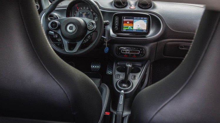 Autotest nieuwe smart BRABUS fortwo en forfour. Het sportieve duo met 109 pk turbomotor en twinamic automaat heeft meer in hun mars dan ooit en we mochten er zelfs het circuit mee op.
