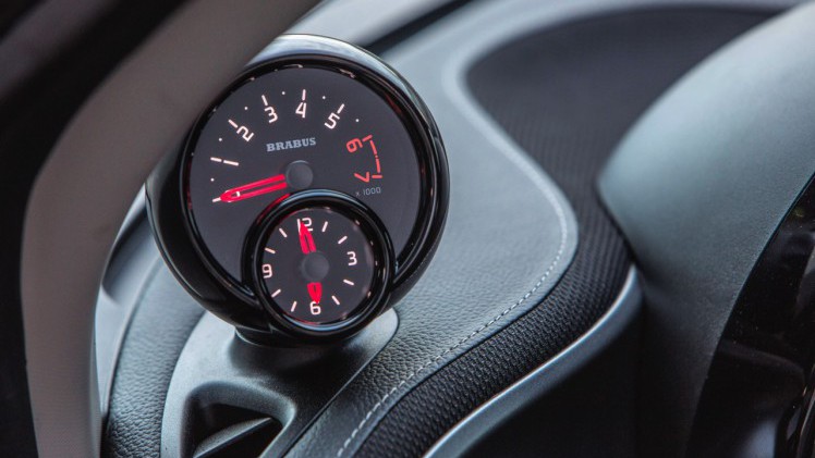Autotest nieuwe smart BRABUS fortwo en forfour. Het sportieve duo met 109 pk turbomotor en twinamic automaat heeft meer in hun mars dan ooit en we mochten er zelfs het circuit mee op.