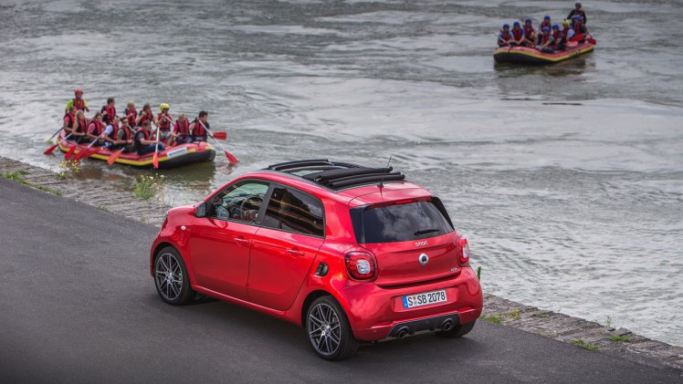 Autotest nieuwe smart BRABUS fortwo en forfour. Het sportieve duo met 109 pk turbomotor en twinamic automaat heeft meer in hun mars dan ooit en we mochten er zelfs het circuit mee op.
