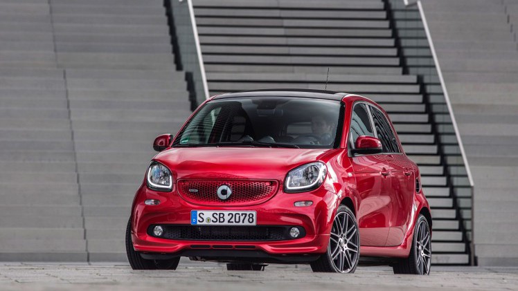 Autotest nieuwe smart BRABUS fortwo en forfour. Het sportieve duo met 109 pk turbomotor en twinamic automaat heeft meer in hun mars dan ooit en we mochten er zelfs het circuit mee op.