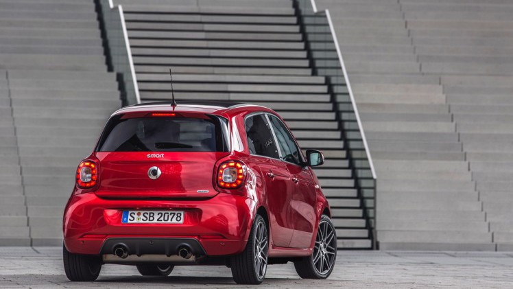 Autotest nieuwe smart BRABUS fortwo en forfour. Het sportieve duo met 109 pk turbomotor en twinamic automaat heeft meer in hun mars dan ooit en we mochten er zelfs het circuit mee op.