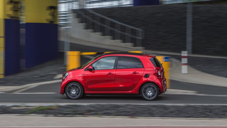 Autotest nieuwe smart BRABUS fortwo en forfour. Het sportieve duo met 109 pk turbomotor en twinamic automaat heeft meer in hun mars dan ooit en we mochten er zelfs het circuit mee op.