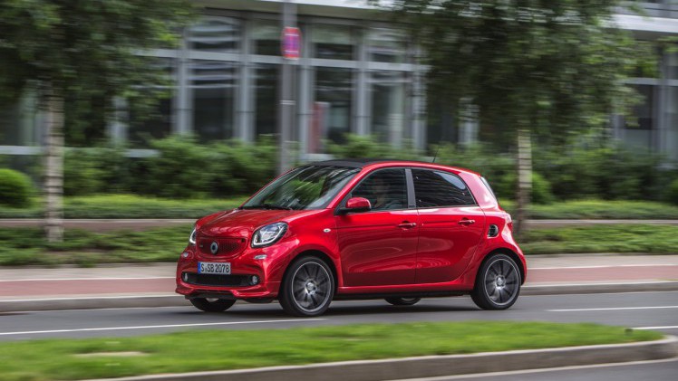 Autotest nieuwe smart BRABUS fortwo en forfour. Het sportieve duo met 109 pk turbomotor en twinamic automaat heeft meer in hun mars dan ooit en we mochten er zelfs het circuit mee op.