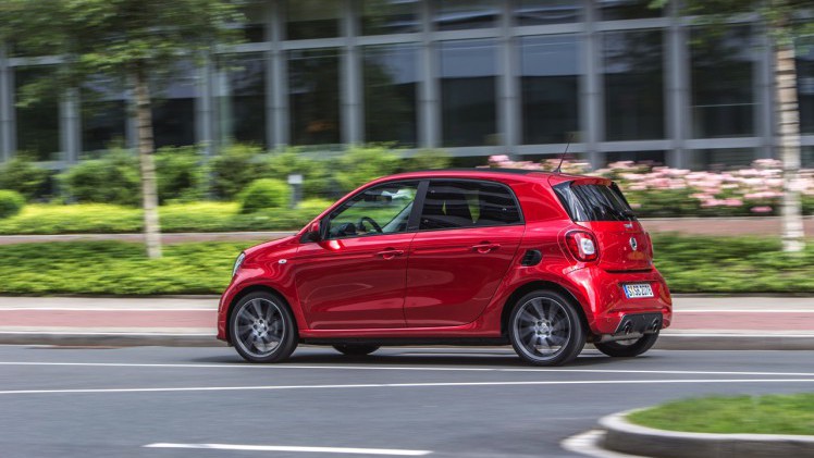 Autotest nieuwe smart BRABUS fortwo en forfour. Het sportieve duo met 109 pk turbomotor en twinamic automaat heeft meer in hun mars dan ooit en we mochten er zelfs het circuit mee op.