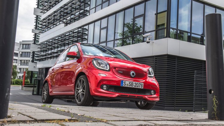 Autotest nieuwe smart BRABUS fortwo en forfour. Het sportieve duo met 109 pk turbomotor en twinamic automaat heeft meer in hun mars dan ooit en we mochten er zelfs het circuit mee op.