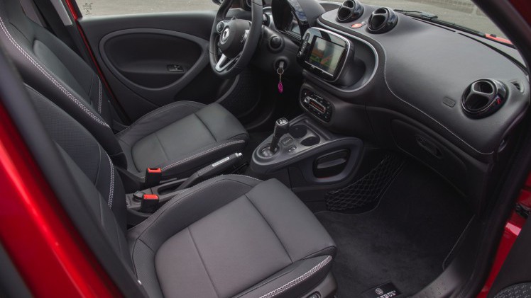 Autotest nieuwe smart BRABUS fortwo en forfour. Het sportieve duo met 109 pk turbomotor en twinamic automaat heeft meer in hun mars dan ooit en we mochten er zelfs het circuit mee op.