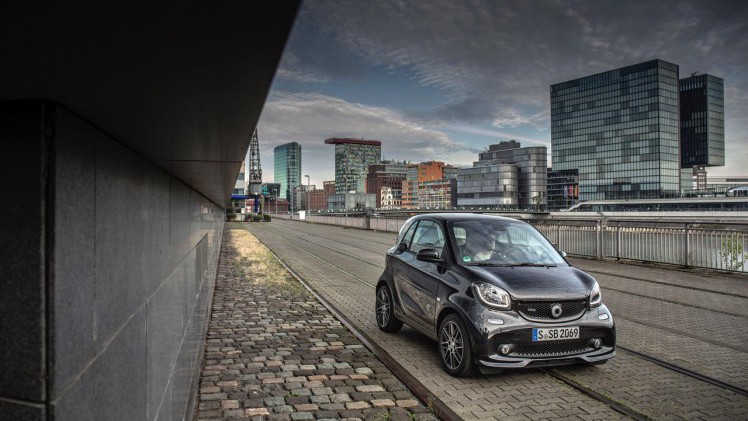 Autotest nieuwe smart BRABUS fortwo en forfour. Het sportieve duo met 109 pk turbomotor en twinamic automaat heeft meer in hun mars dan ooit en we mochten er zelfs het circuit mee op.
