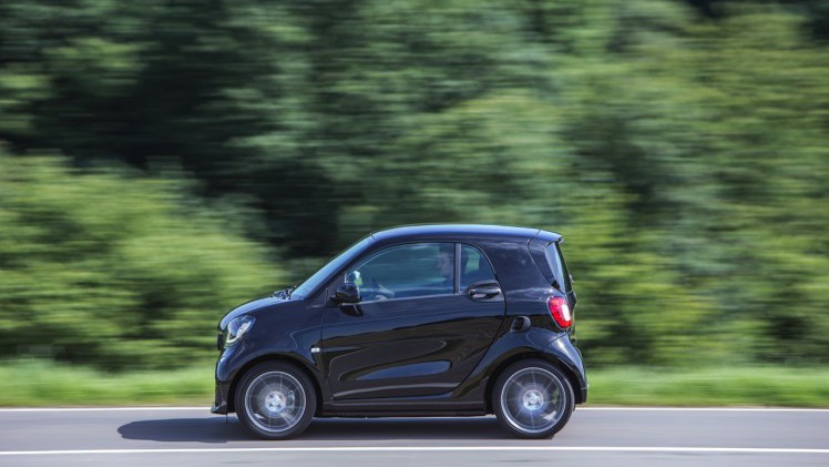 Autotest nieuwe smart BRABUS fortwo en forfour. Het sportieve duo met 109 pk turbomotor en twinamic automaat heeft meer in hun mars dan ooit en we mochten er zelfs het circuit mee op.
