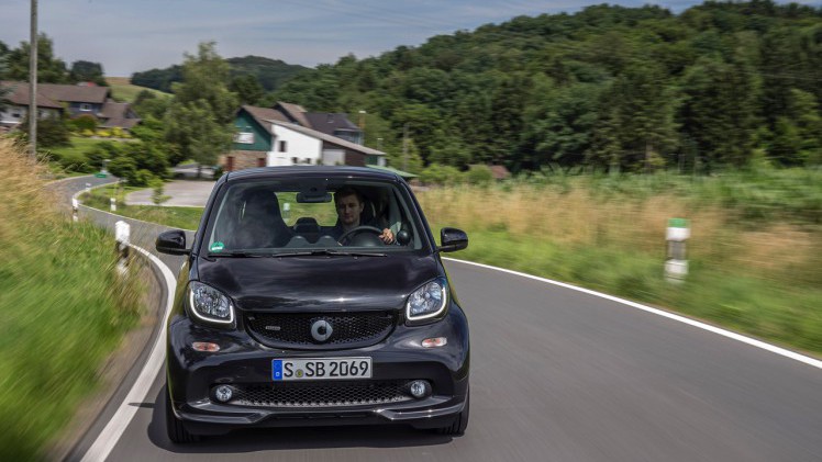 Autotest nieuwe smart BRABUS fortwo en forfour. Het sportieve duo met 109 pk turbomotor en twinamic automaat heeft meer in hun mars dan ooit en we mochten er zelfs het circuit mee op.